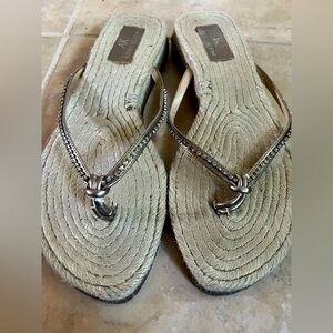 ANNE KLEIN Natural & Gold Leather & Crystal Bling Espadrille Flip Flops Sz 8